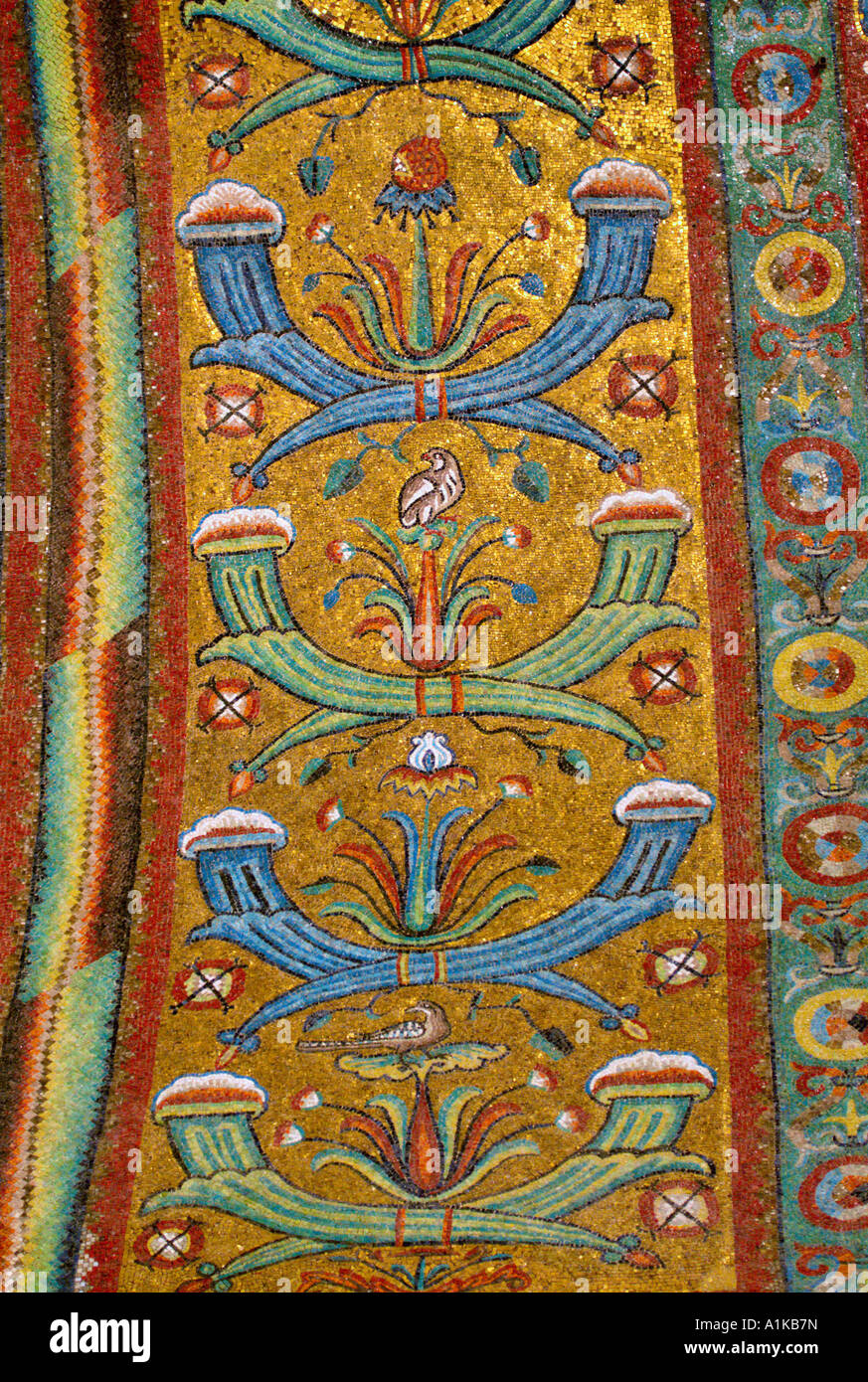Ravenna. Italien. 6. C AD dekorative Mosaiken in der Basilika di San Vitale. Stockfoto