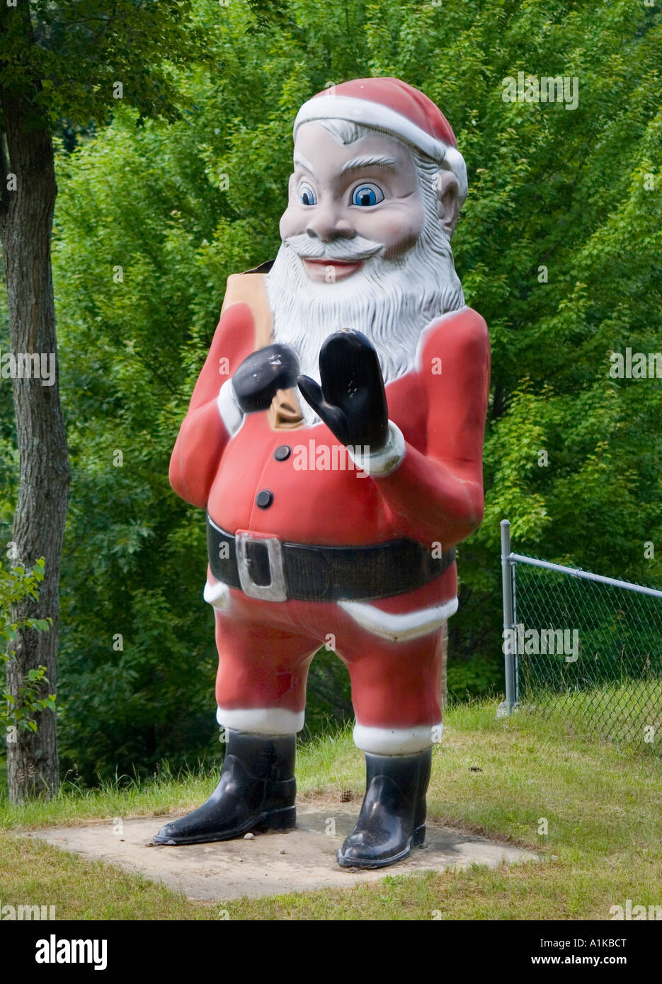 Bug-Eyed Weihnachtsmann am Zauberwald ein Märchen unter dem Motto Kinder-Freizeitpark, der 1963 in Lake George New York eröffnet Stockfoto