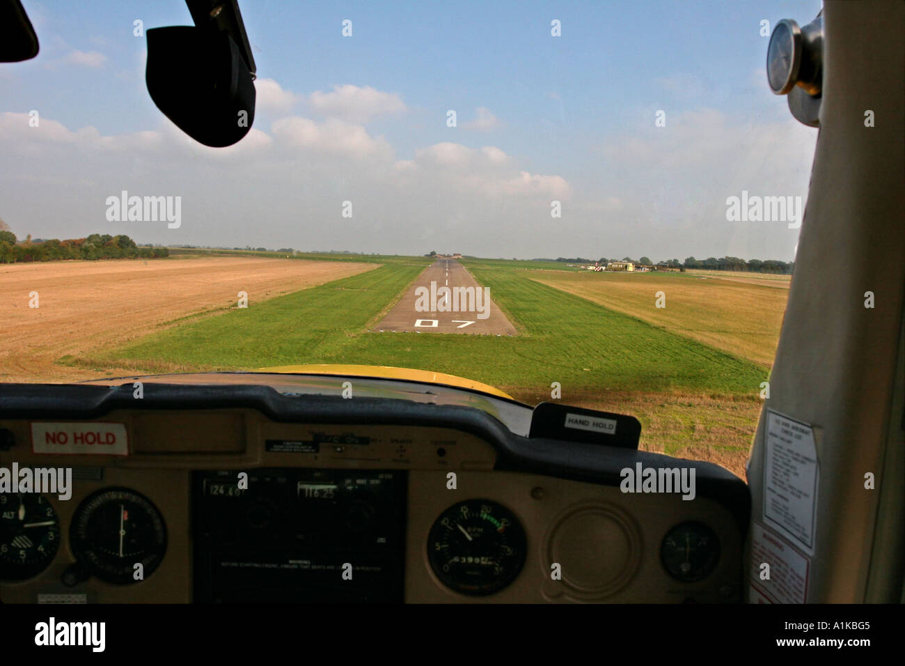 landet ein kleines einzelnes engined Flugzeug auf dem alten Buckenham Flugplatz, Suffolk, Großbritannien. Stockfoto