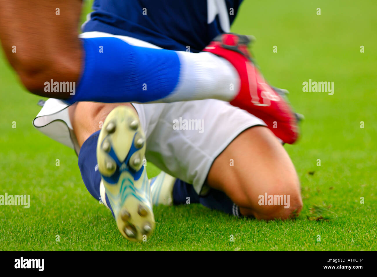 Foul an ein Fußballspiel, Soccerplayer immer gefoult Stockfoto