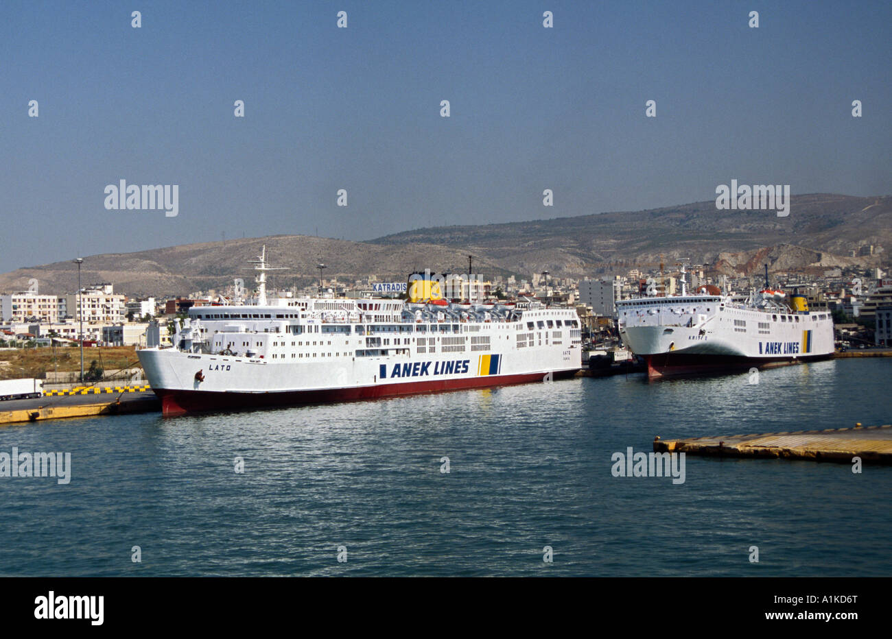 ANEK Lines Fähren Lato und Kriti II (beide Ex-Japanisch) in Piräus. Diese Fahrt von Piräus nach Kreta in der Ägäis. Stockfoto