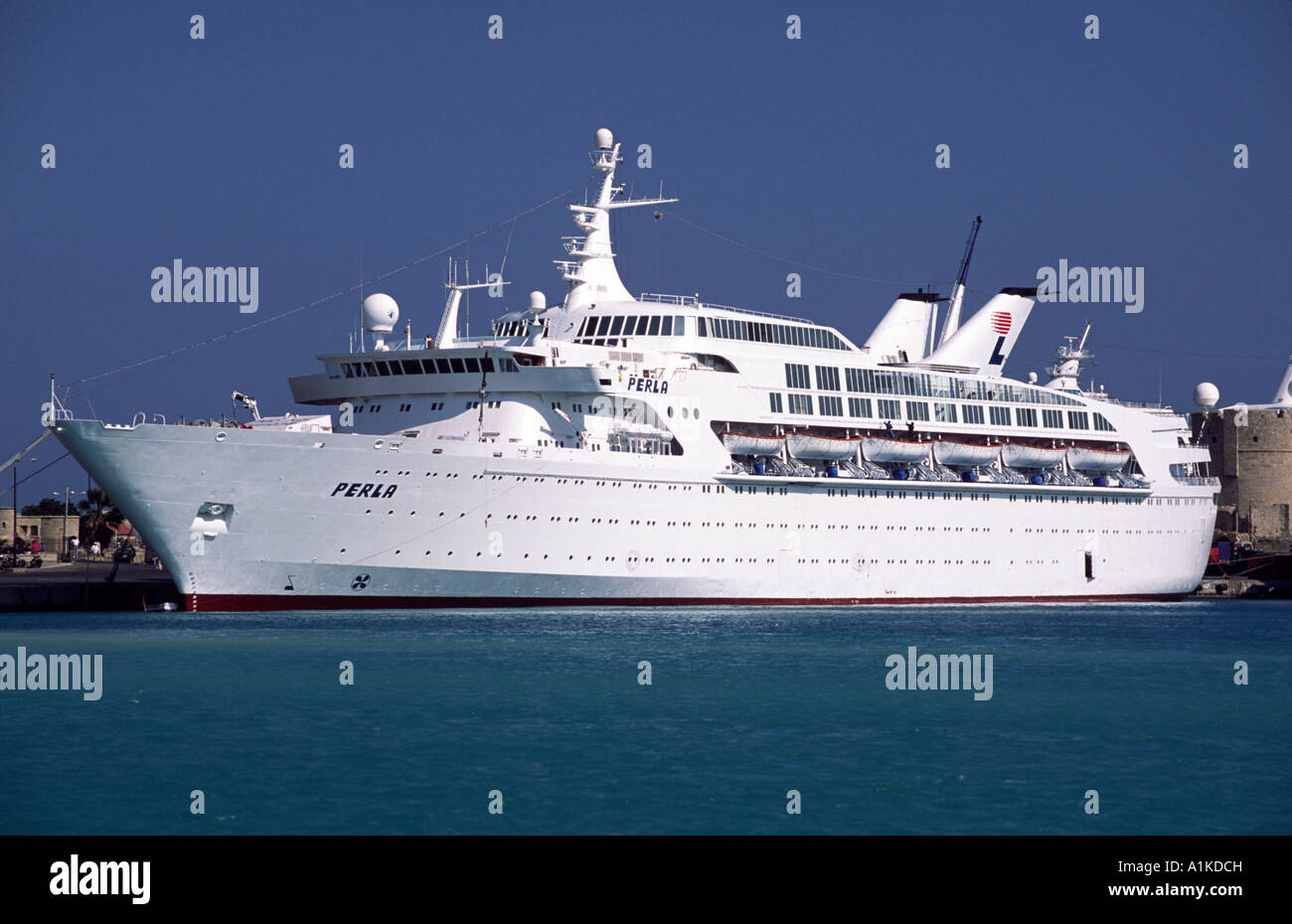 Perla griechisch-zypriotischen Louis Cruise Lines Kreuzfahrtschiff auf Rhodos in der Ägäis. Früher Southward von NCL. Stockfoto