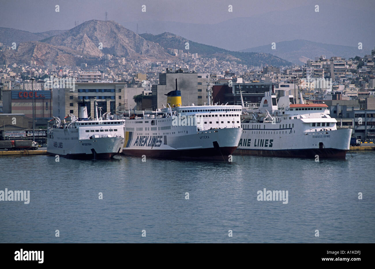 Drei Fähren der griechischen ANEK Lines Kreta im großen Hafen von Piräus. Stockfoto