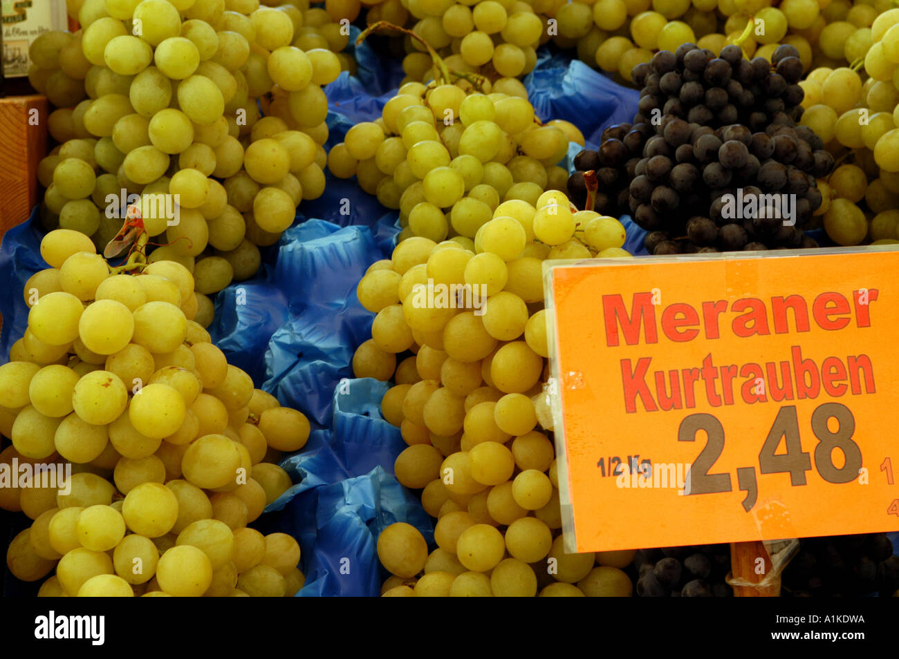 Ein Stall zu verkaufen Trauben auf dem Markt in Meran Italien Stockfoto