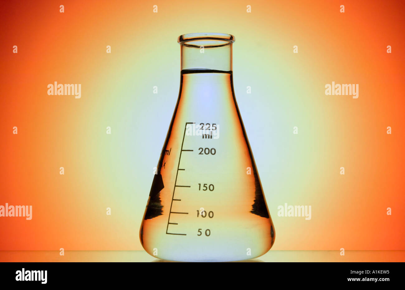 Becher mit Flüssigkeit vor prismatischen Farben Stockfoto