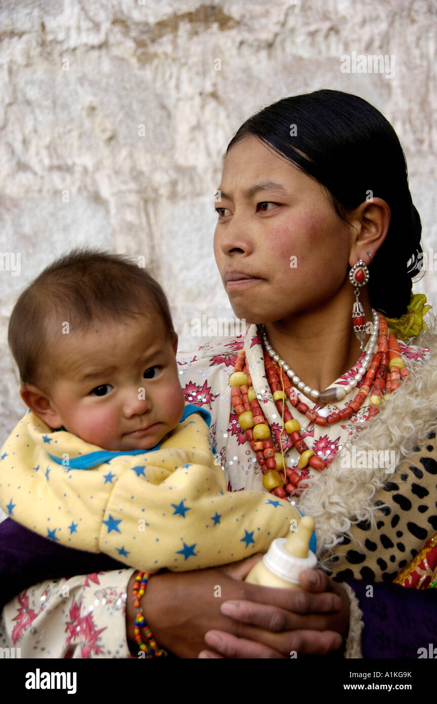 Eine tibetische Frau mit einem Baby in Lhasa Tibet China 19. Oktober 2006 Stockfoto