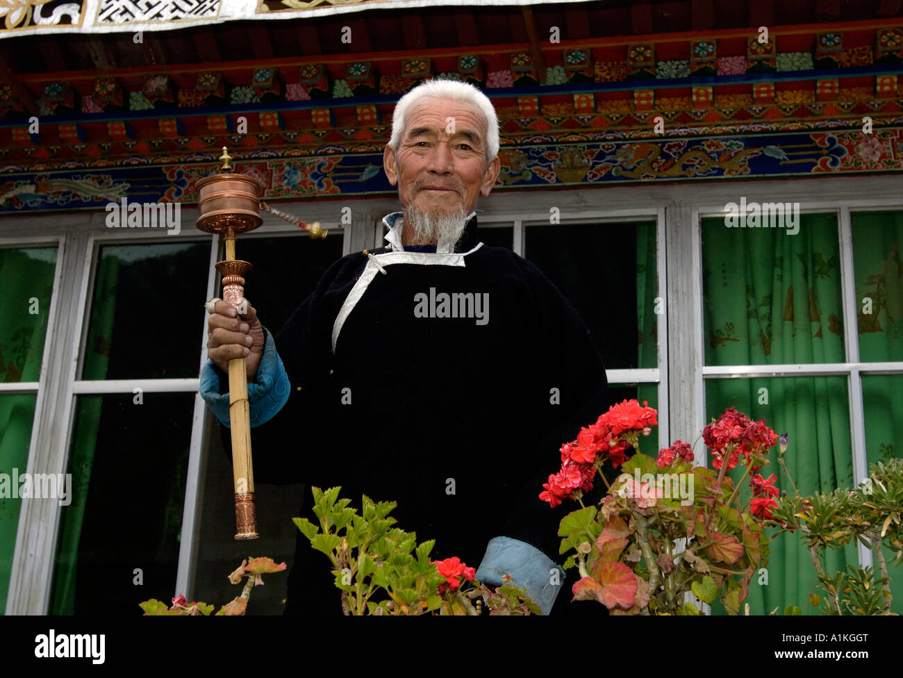 Einem älteren tibetischen Mann in seinem Hof. OKT 2006 Stockfoto