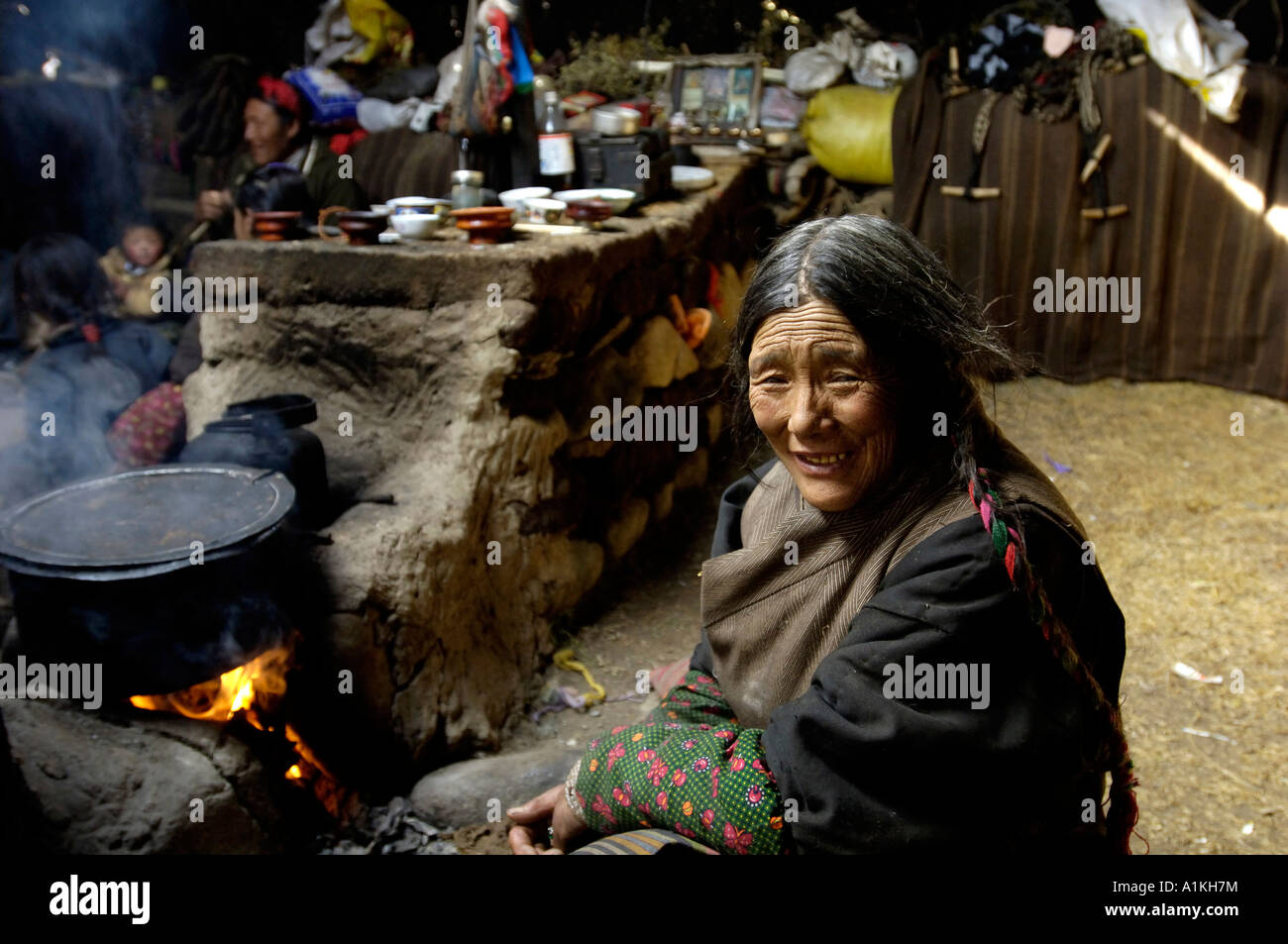 Ein Nomade ältere Frau in einem Zelt im Gongbujiangda county Linzhi oder Nyingtri Bezirk Tibet 23. Oktober 2006 Stockfoto