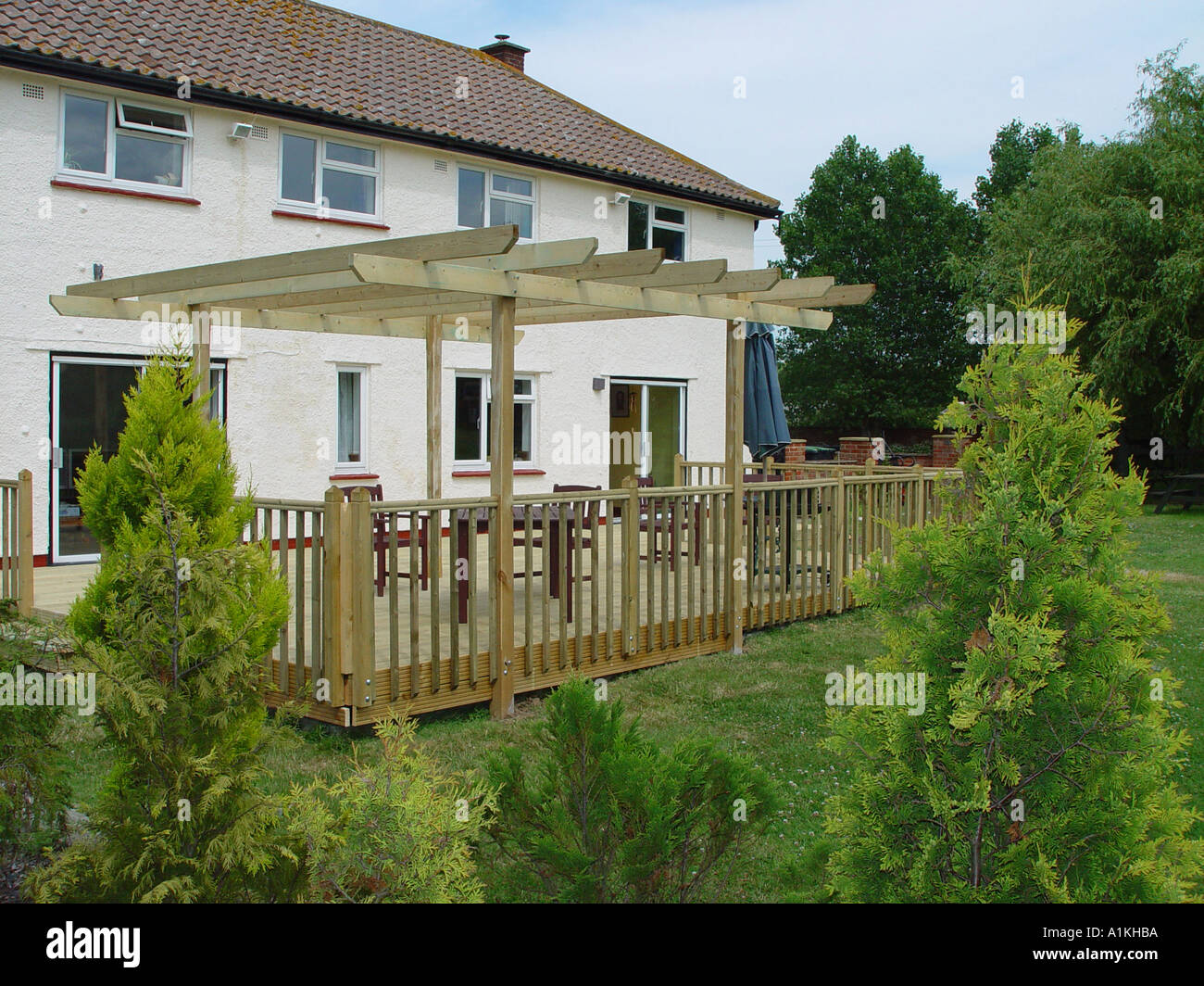 Holz-Garten-Terrasse mit Balustraden und pergola Stockfoto