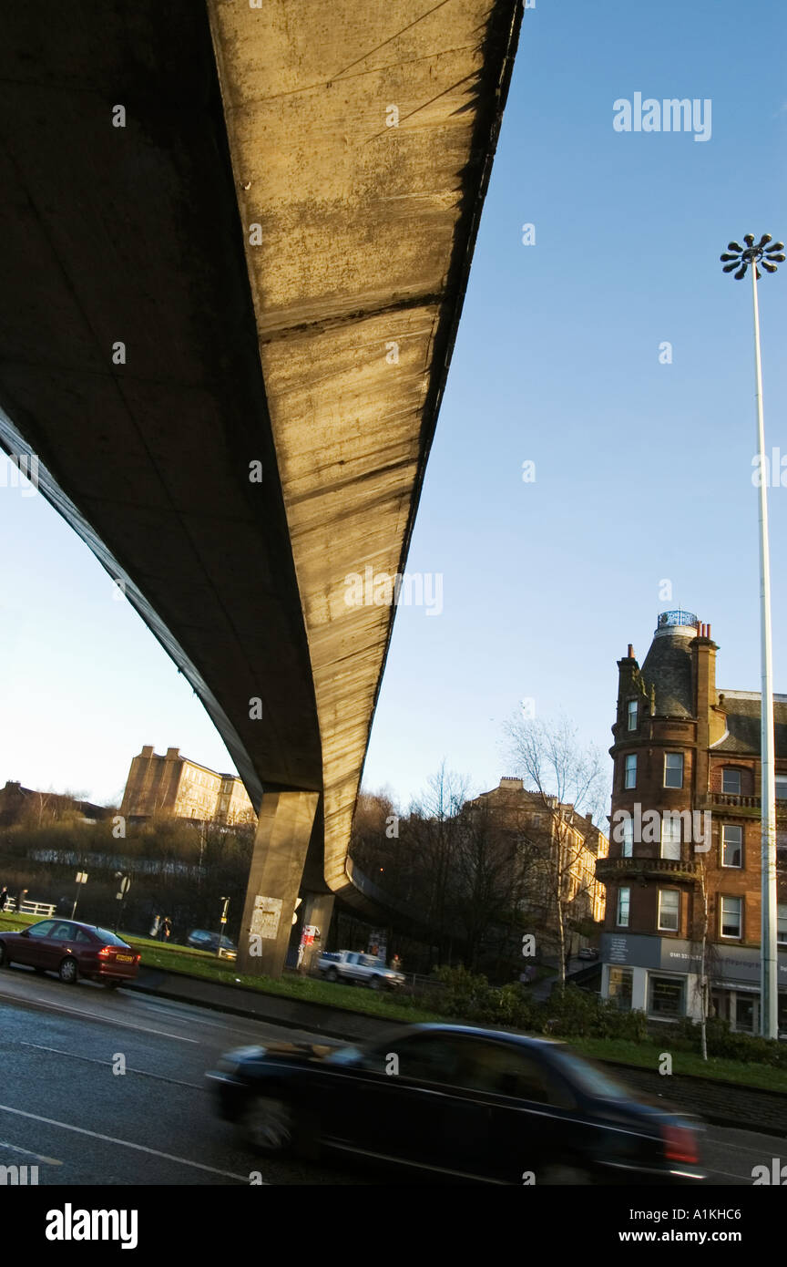 Verkehr und Fußgänger Fußgängerbrücke Glasgow Charing Cross Stockfoto