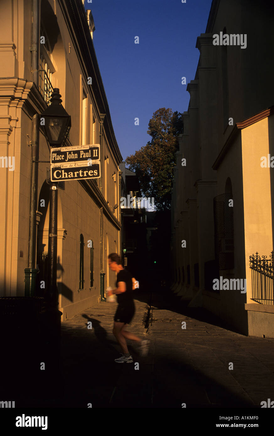 Mann läuft in der Nähe von Piraten Gasse im French Quarter von New Orleans Stockfoto