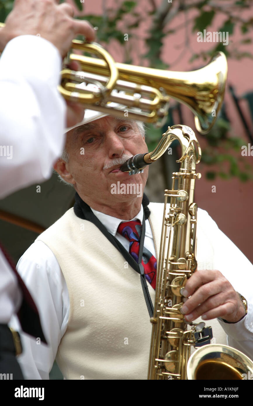 MUSIKER-JAZZ-BAND OPEN AIR KONZERT, SANTA BARBARA, KALIFORNIEN, USA Stockfoto