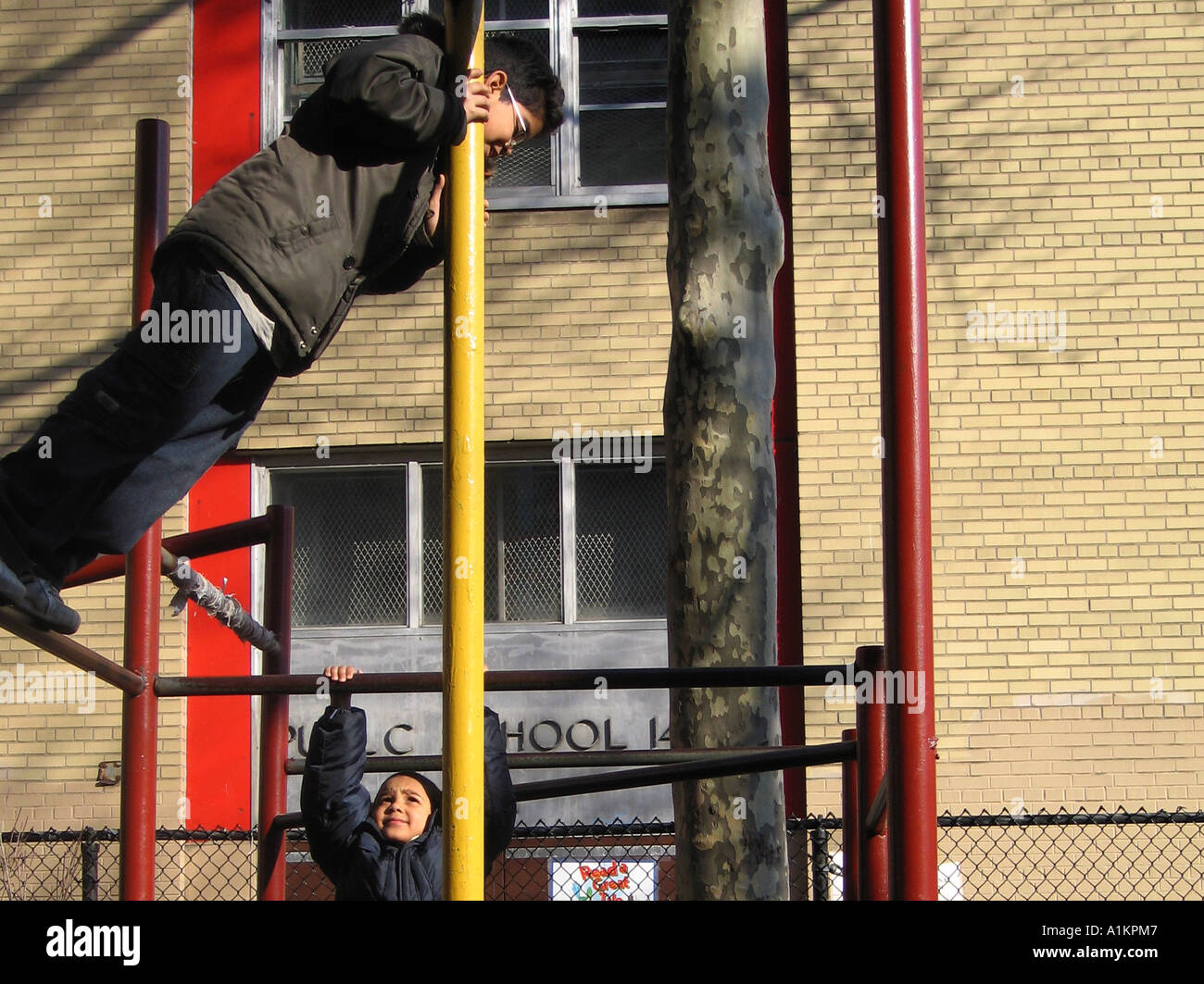 jungen Klettern auf dem Spielplatz, NYC Stockfoto