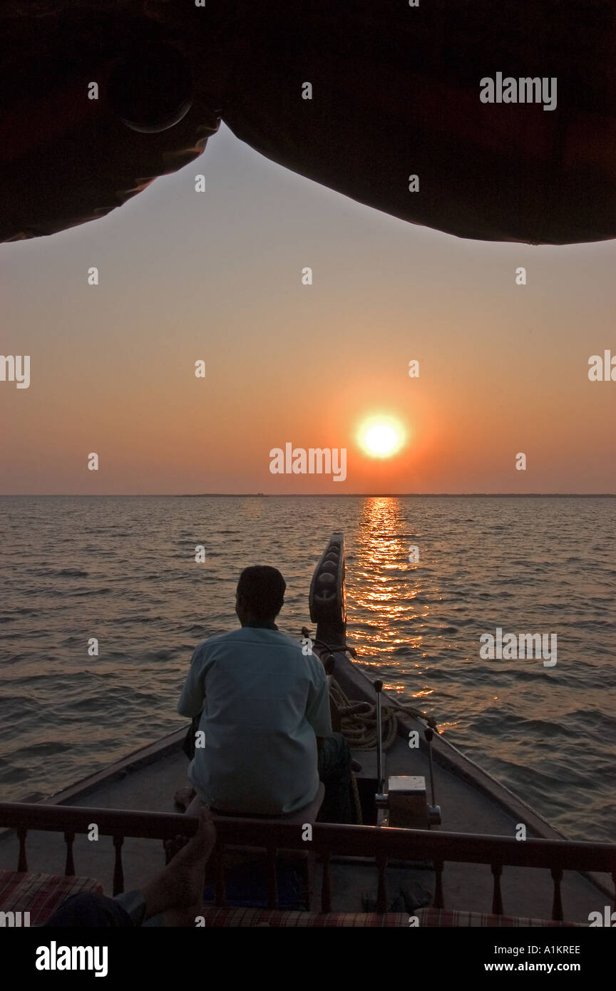 Indien KERALA Backwaters bei Sonnenuntergang von Kettuvallam Hausboot Stockfoto