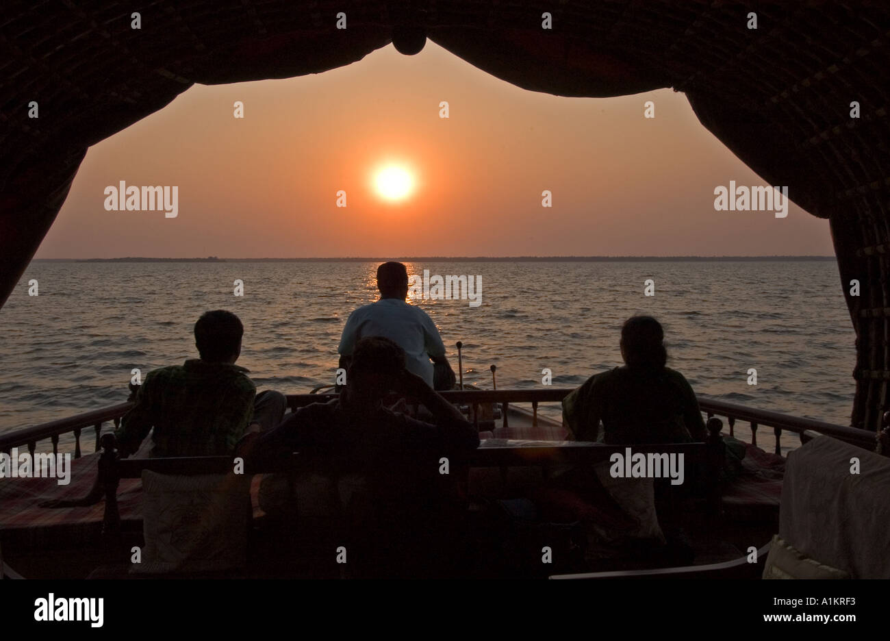 Indien KERALA Backwaters bei Sonnenuntergang von Kettuvallam Hausboot Stockfoto
