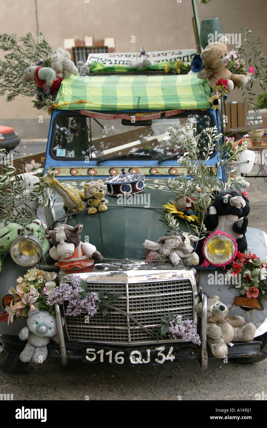 CITROEN 2CV OLDTIMER, EINGERICHTET FÜR EIN DORF FESTIVAL, LANGUEDOC, FRANKREICH Stockfoto