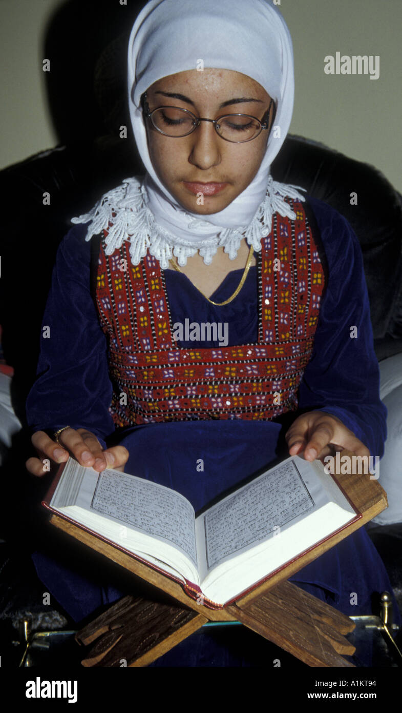 ISLAM eine junge muslimische Mädchen lernen, den Koran in England Stockfoto