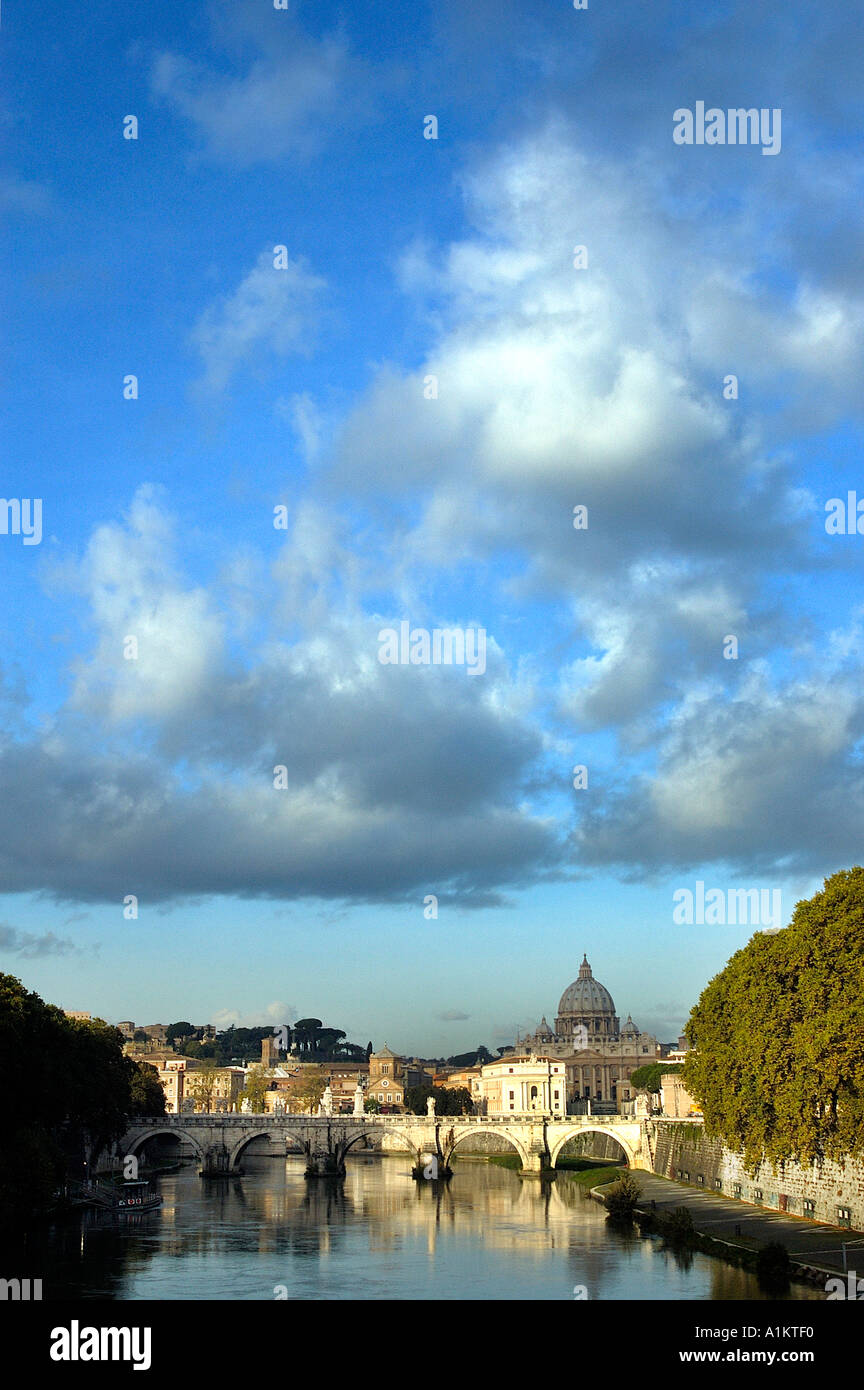 Vatikan Petrus und Ponte S Angelo über den Tiber in Rom Italien Stockfoto