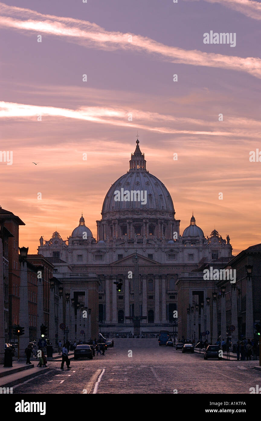 Via della Conciliazione Saint Peter s Basilika an Sonnenuntergang Rom Italien Stockfoto