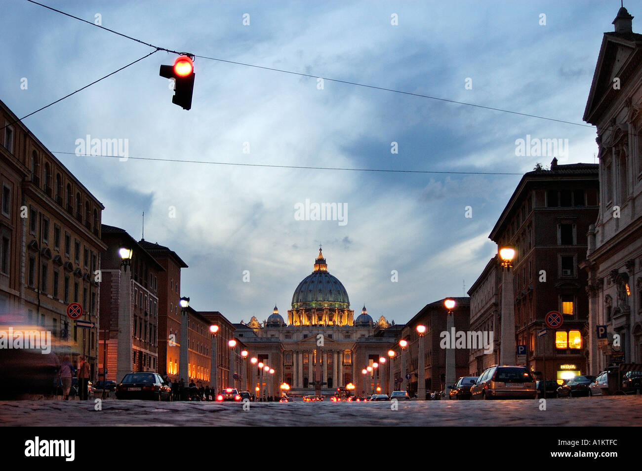 Via della Conciliazione und s Petersdom an Nacht Rom Italien Stockfoto