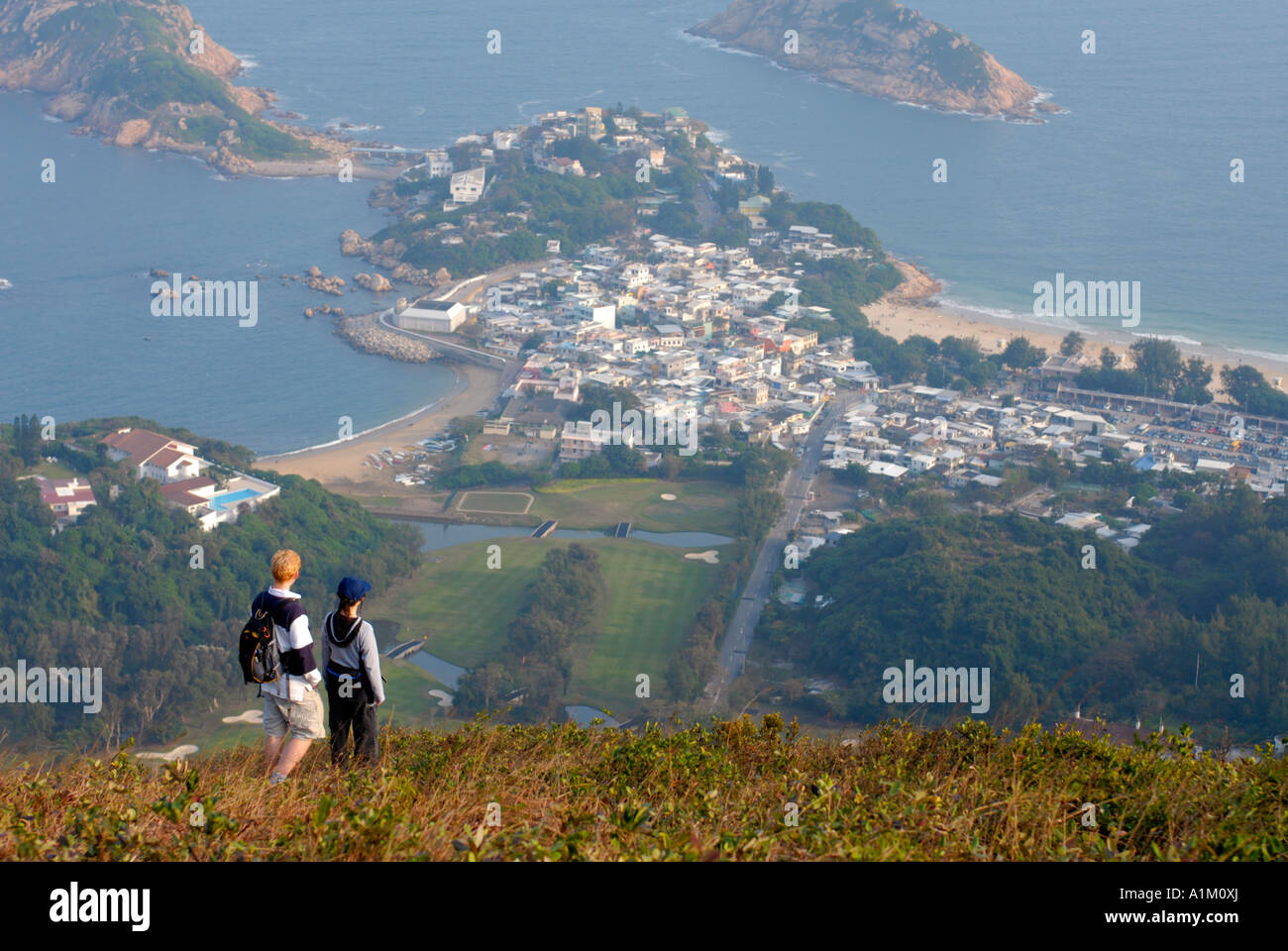 Wanderer auf dem beliebten Drachen Rücken Trail mit Blick auf das Dorf von Shek-O Hong Kong Stockfoto