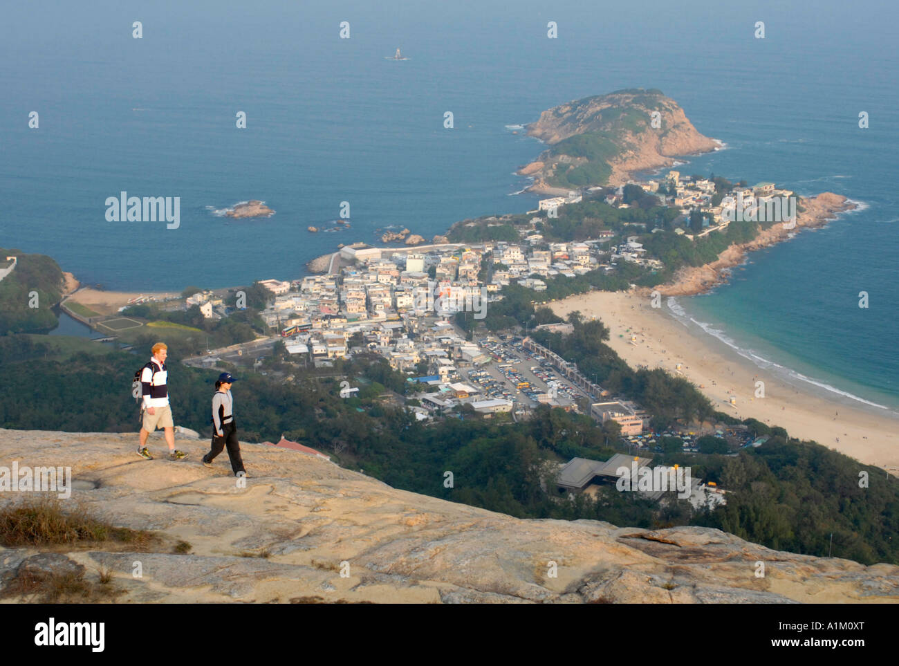 Wanderer in der Nähe der beliebten Drachen Rücken Trail mit Blick auf das Dorf von Shek-O, Hong Kong Stockfoto