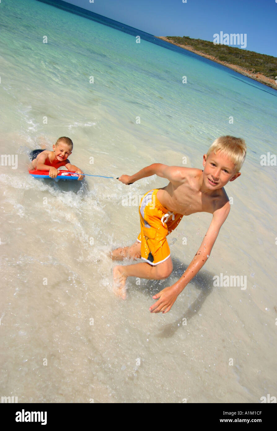 Zwei Jungs spielen am Strand Speicher Cove Stockfoto