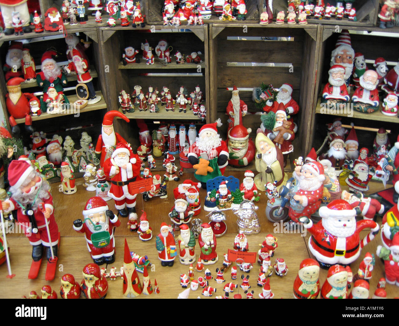 Sammlung von Santa Claus-Puppen Stockfoto