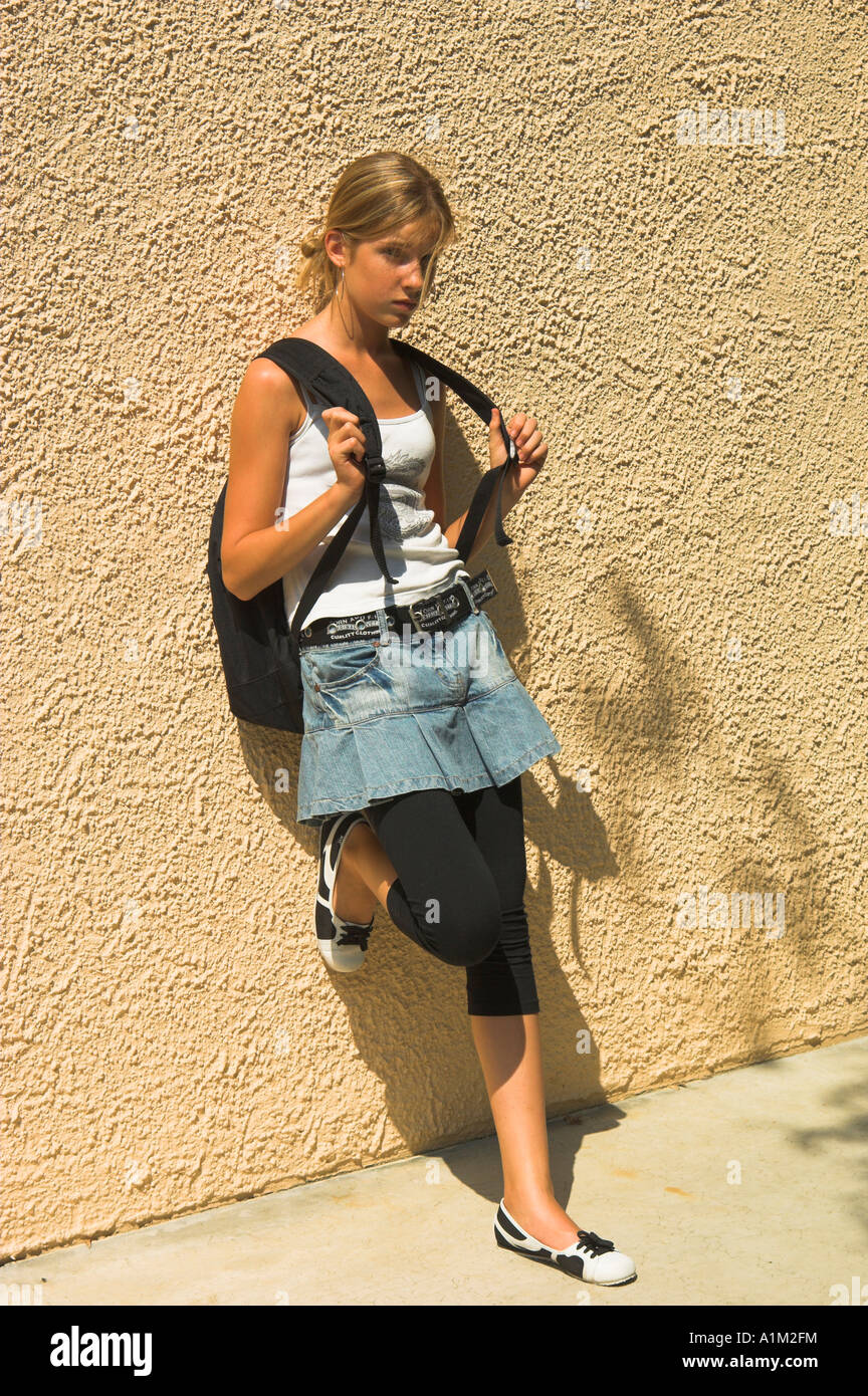 Frankreich.  Im Südwesten.  Gelangweilter Teenager, die darauf warten, zur Schule zu gehen Stockfoto