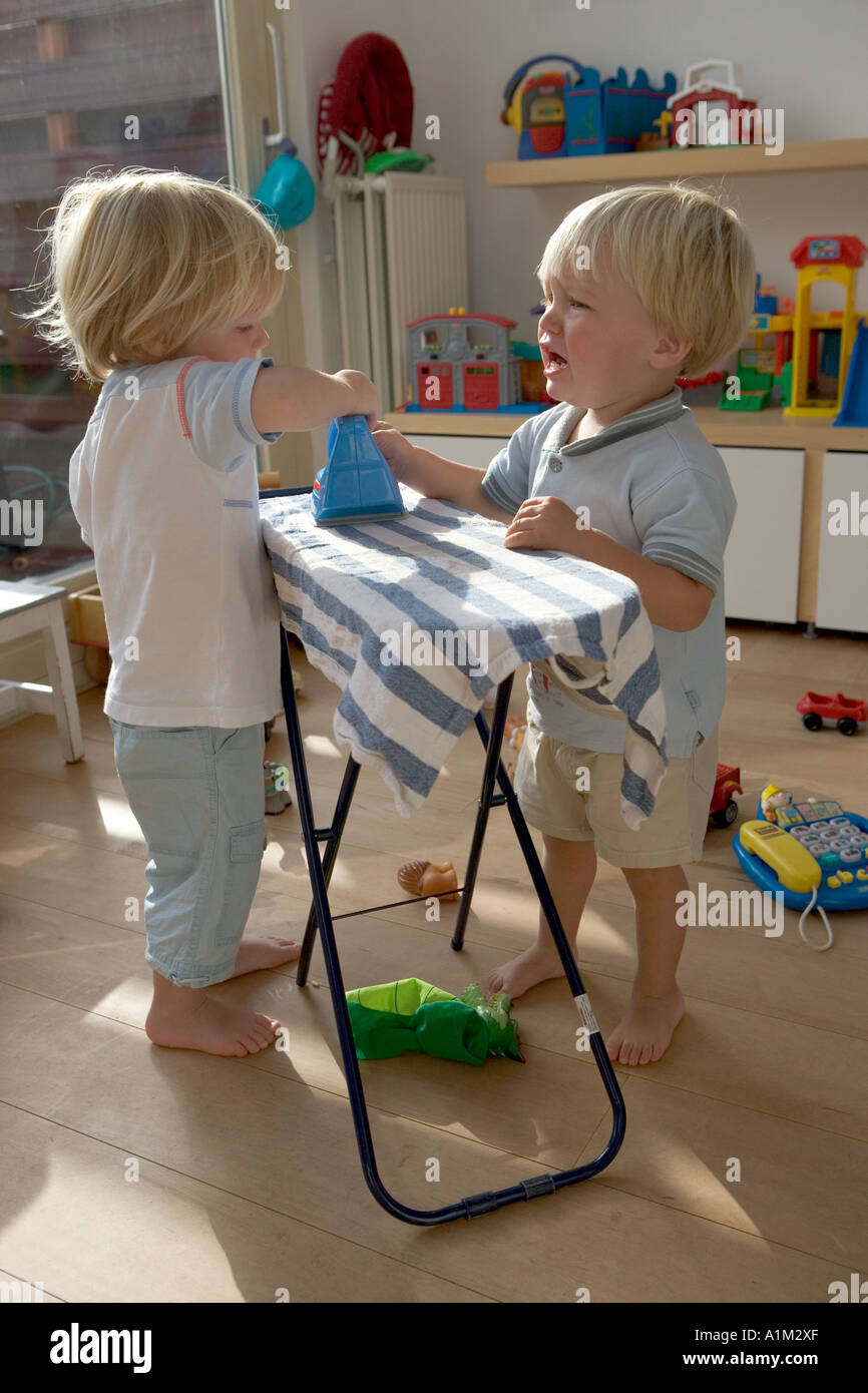 Zwei kleinen blonden Jungen streiten in einer Kindertagesstätte Stockfoto