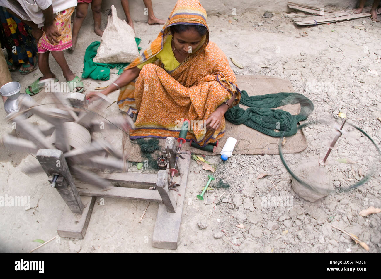 Frau, die Baumwolle in einem Dorf in Bangladesch Spinnerei Stockfoto