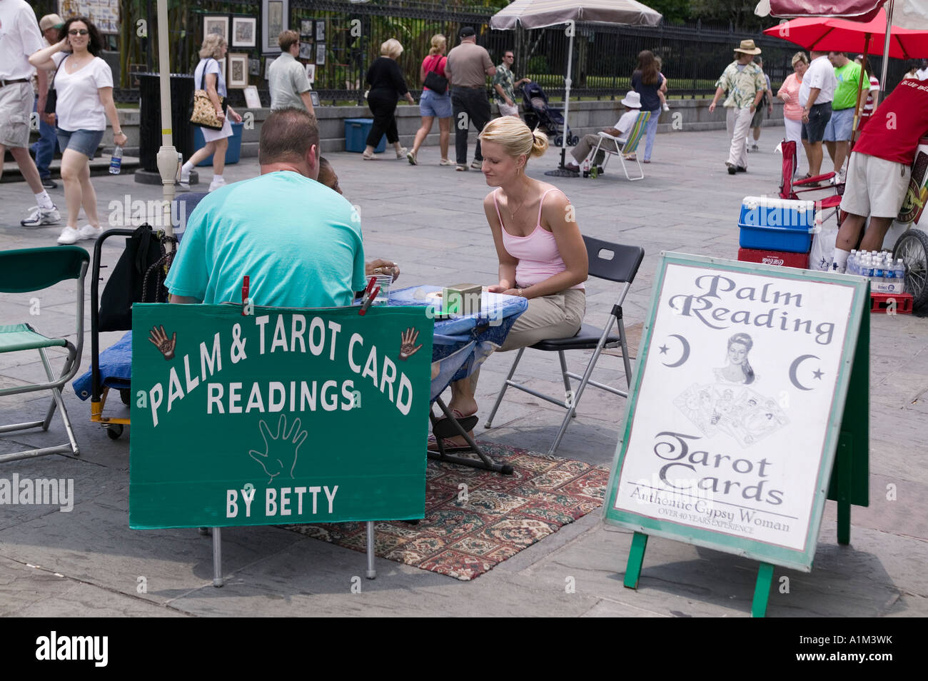 Touristen sitzen für eine Tarot-Karte oder Handlesen in New Orleans, USA Stockfoto