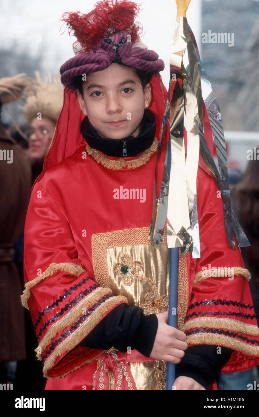 Hispanische junge beteiligt sich an der drei Könige-Prozession am Dreikönigstag in New York City in Spanish Harlem Stockfoto