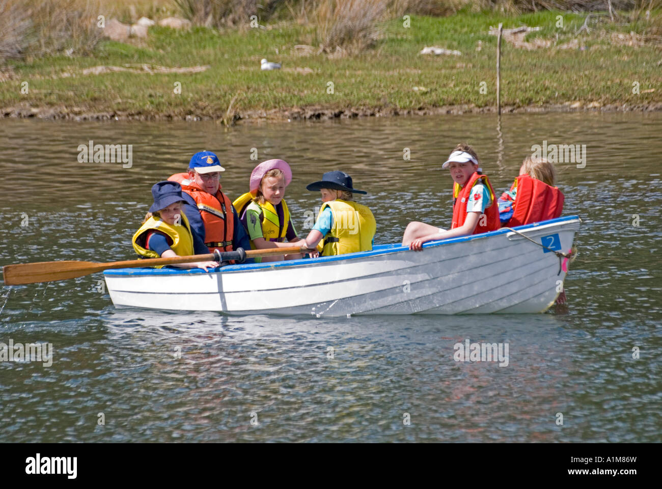 Familie im Ruderboot tragen von Schwimmwesten Stockfoto
