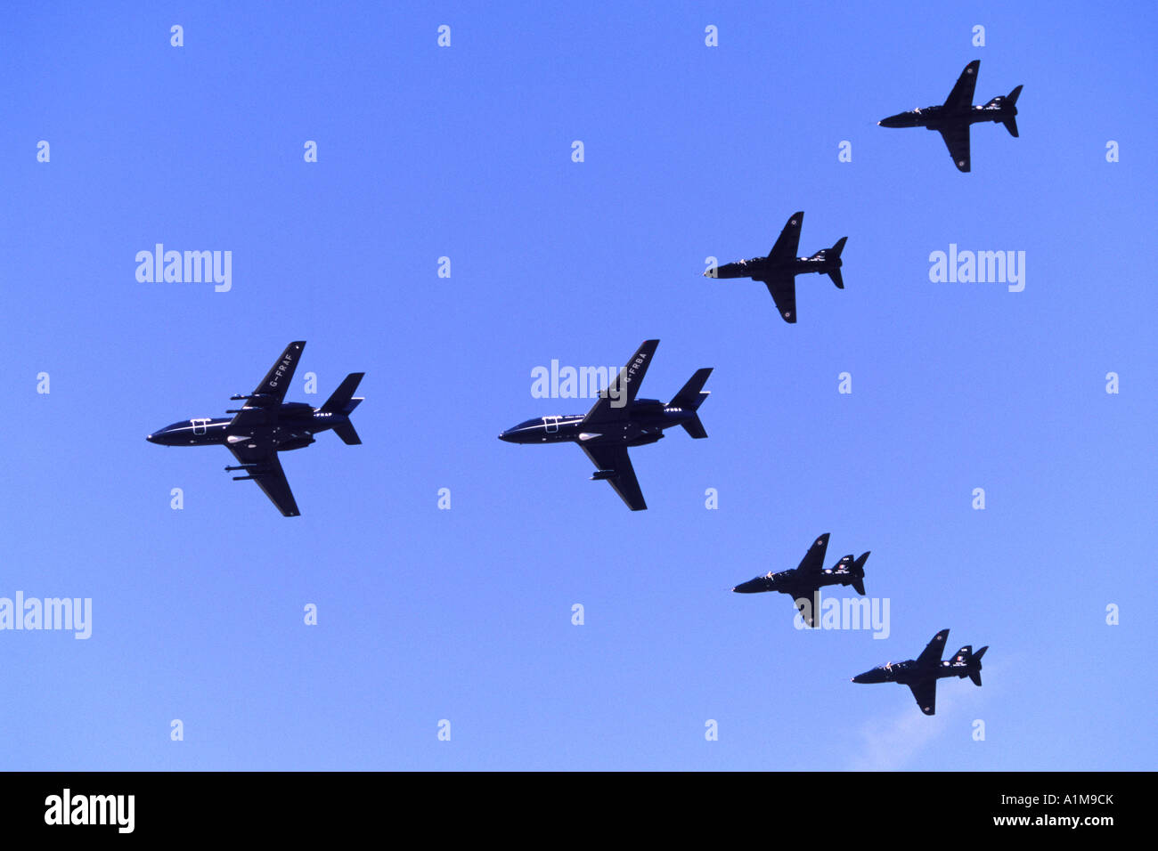 Dassault Falcon 20 Mystere & BAe Hawk T1 Bildung Überflug am Fairford RIAT. Stockfoto