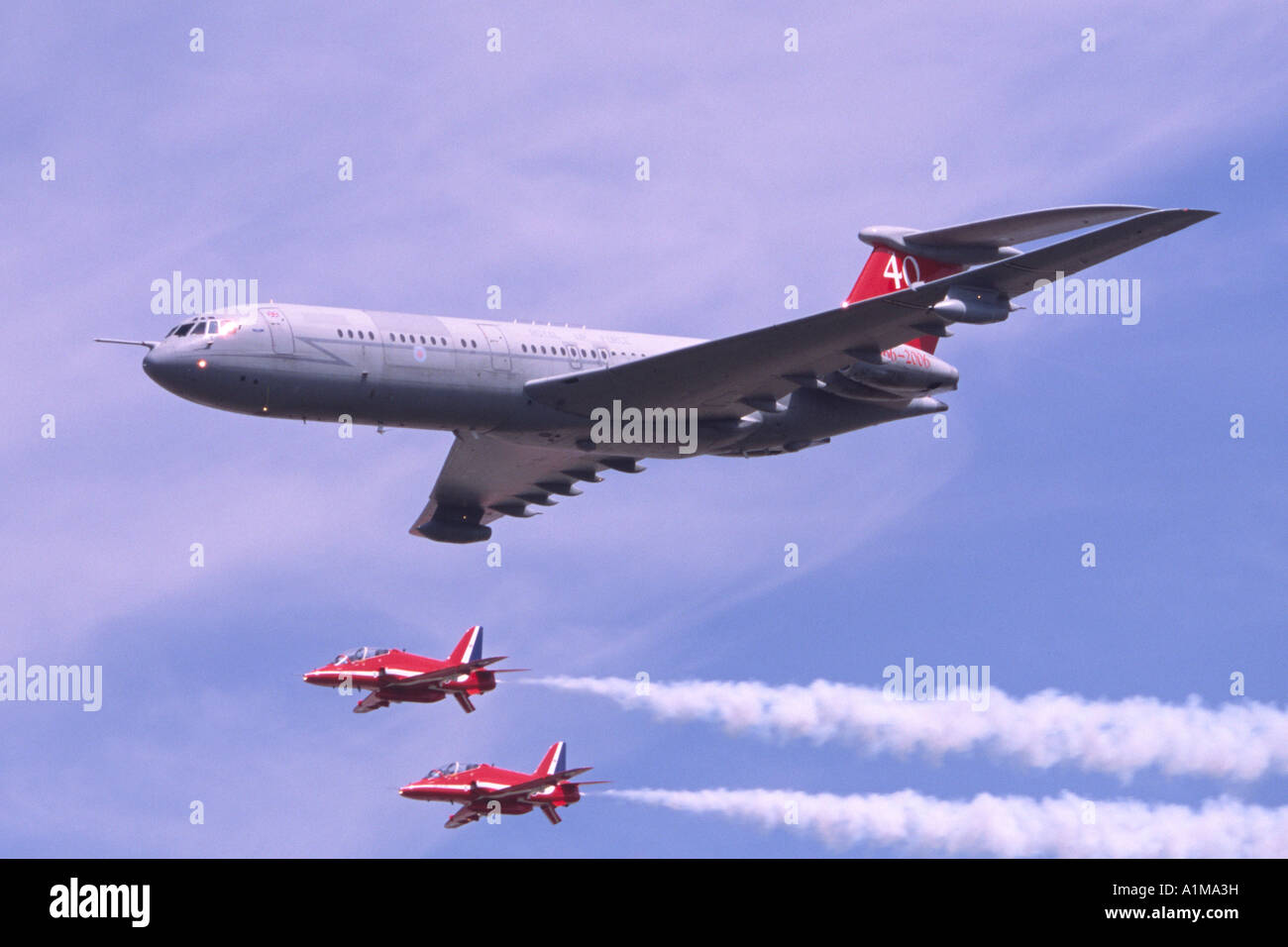 Vickers VC 10 & Red Arrows RAF-Flugzeuge Bildung Flypast. Stockfoto
