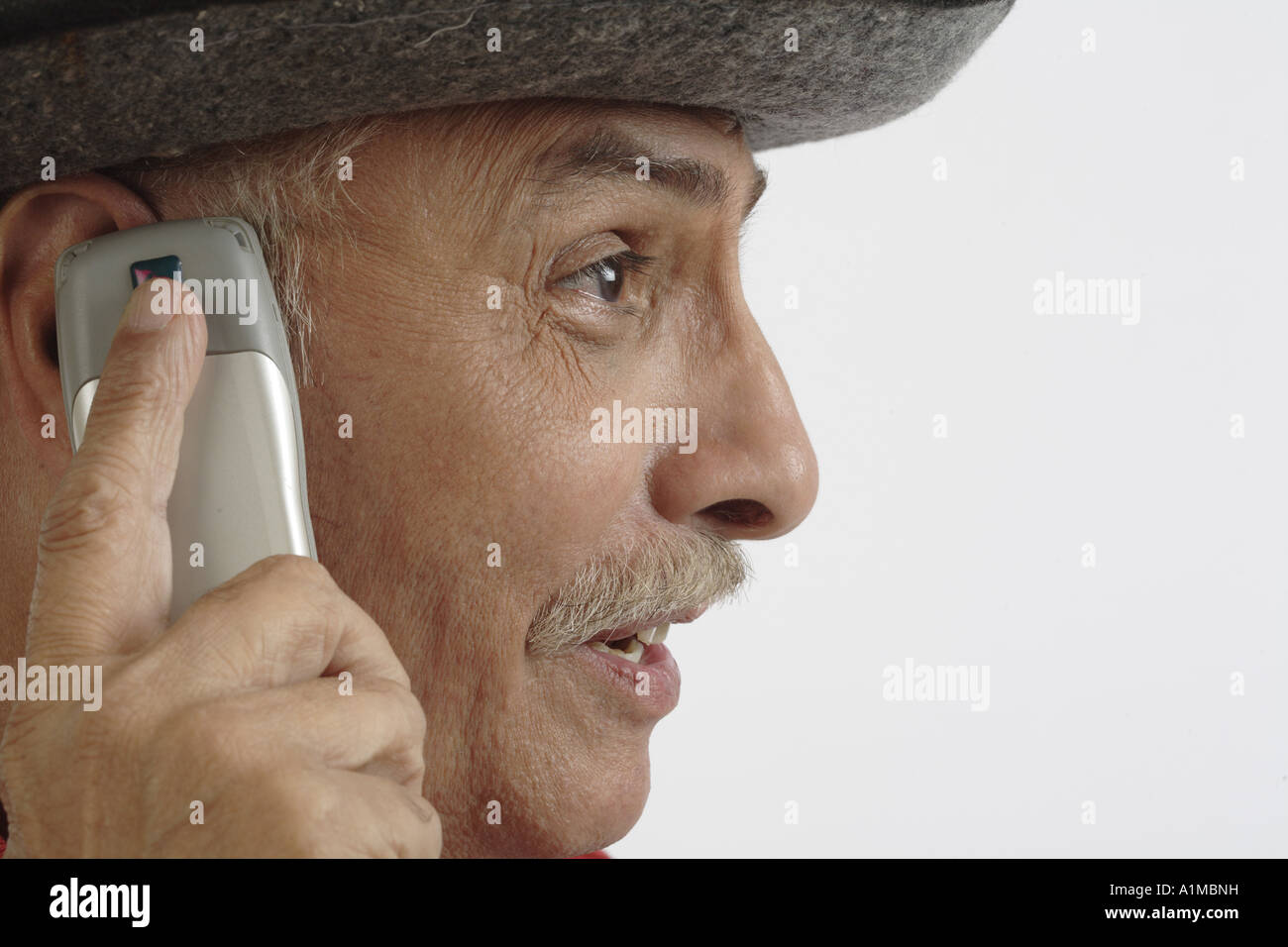 Senioren Hut telefonieren mit Handy Stockfoto