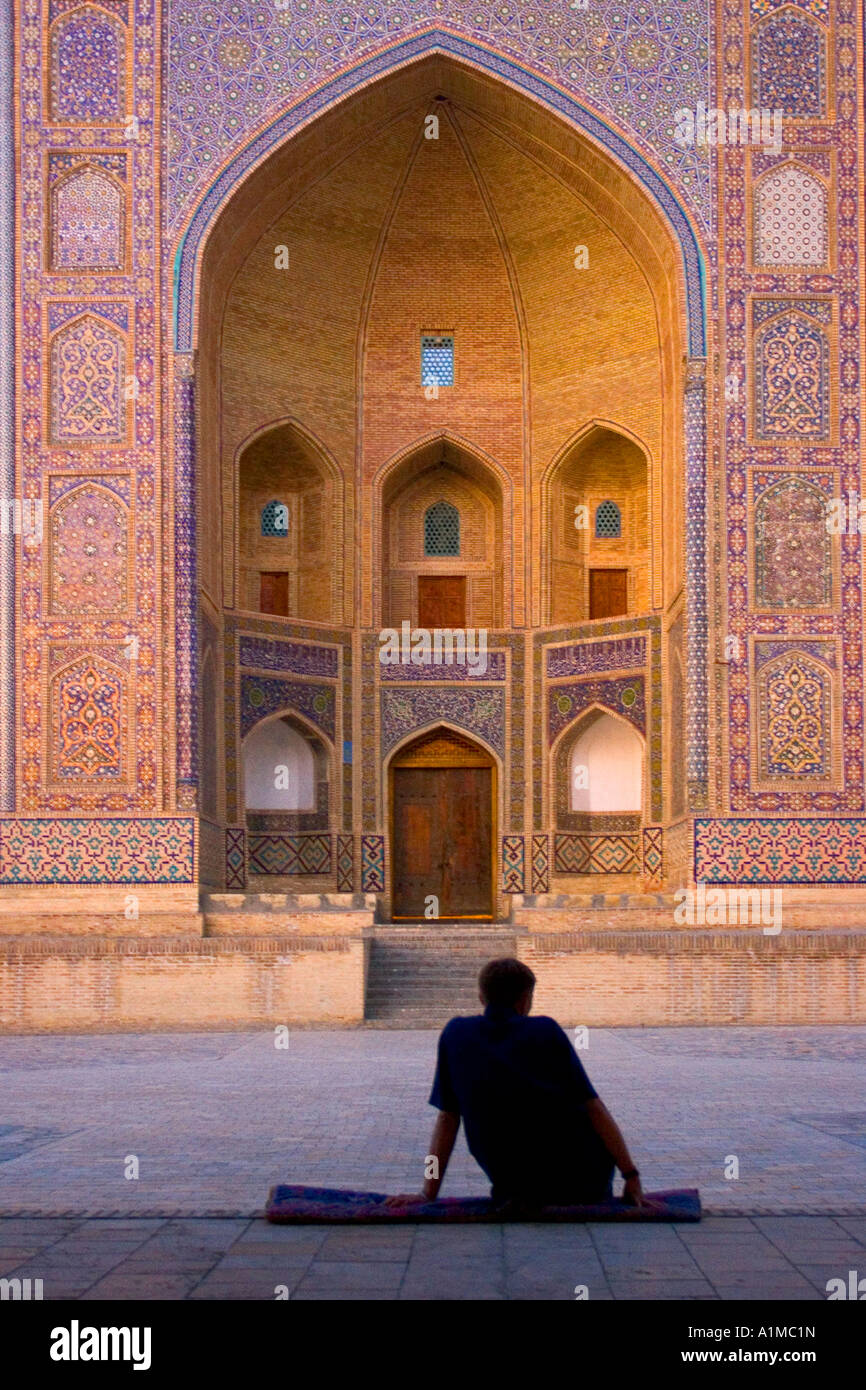 Mann, sitzend vor Kalon Moschee, Buchara, Usbekistan Stockfoto