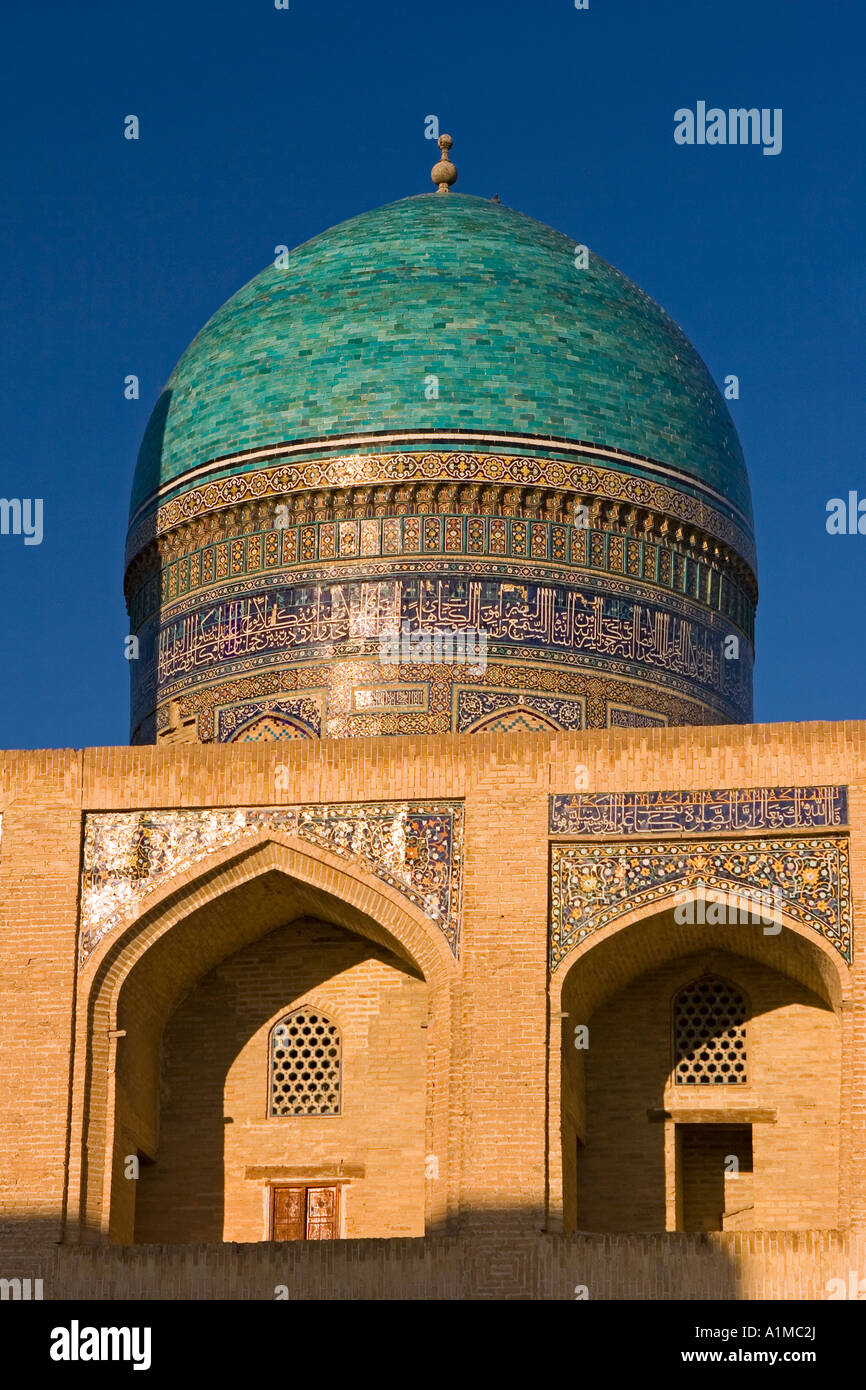 Die türkisfarbenen Kuppel des Mir-i-Arab Medrese, Buchara, Usbekistan Stockfoto
