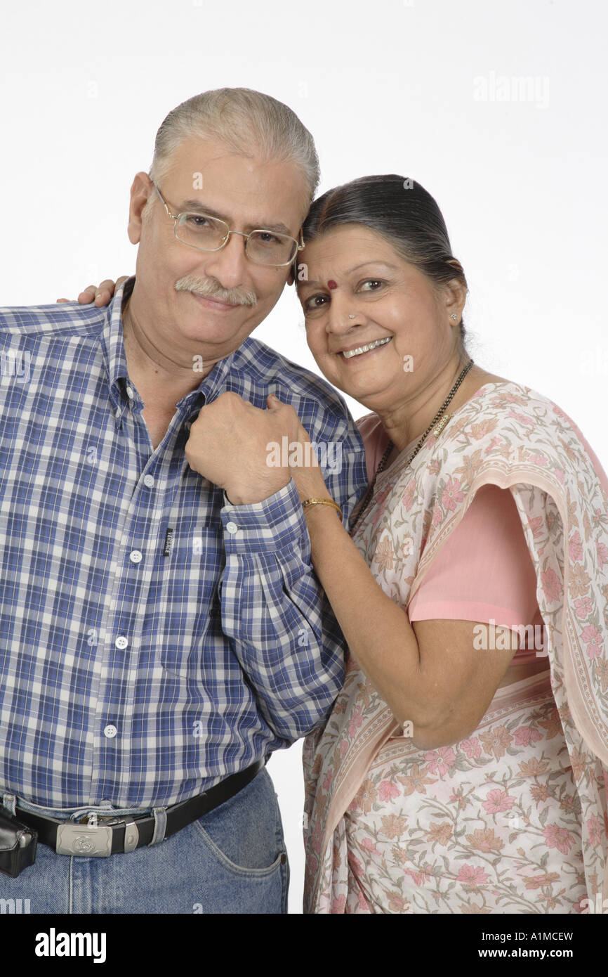 Indische Senioren Paar auf weißem Hintergrund Stockfoto
