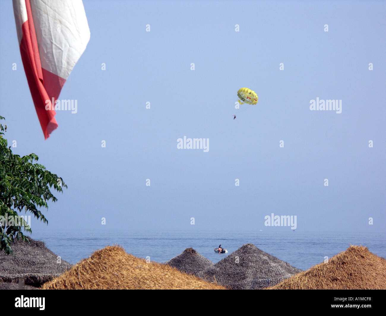 Parasailing im Mittelmeer Strand Carvajal, sport Fuengirola, Costa Del Sol, Spanien, Mittelmeer Parasailing Meer Stockfoto