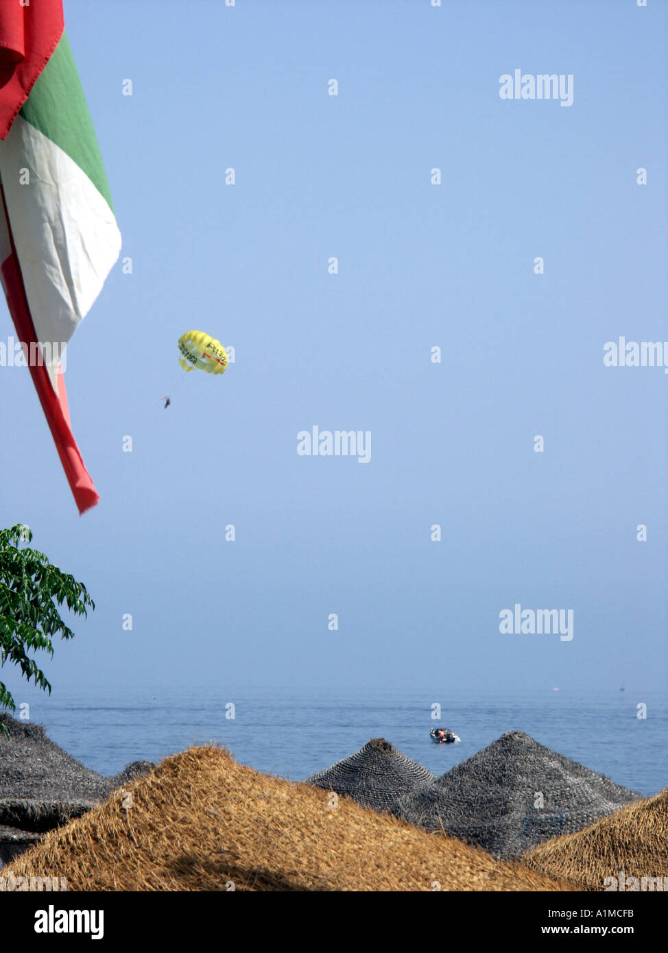 Parasailing im Mittelmeer Strand Carvajal, sport Fuengirola, Costa Del Sol, Spanien, Mittelmeer Parasailing Meer Stockfoto