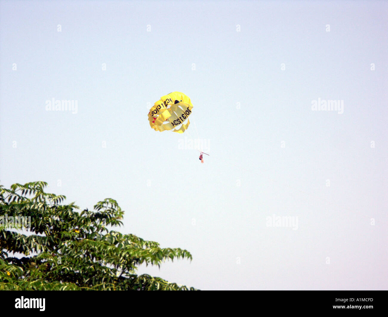 Parasailing im spanischen Mittelmeer Carvajal Strand Fuengirola Spanien Parasailing Mittelmeer Sport Meer Meer Sonne Sommer Stockfoto