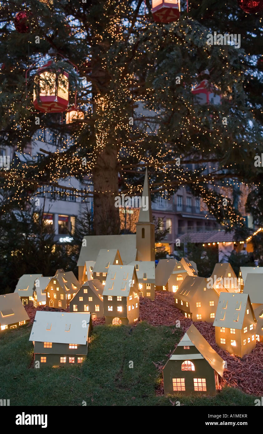 Das beleuchtete Modell beherbergt Dorf und Weihnachtsbaum, Straßburg, das Elsaß, Frankreich, Europa Stockfoto