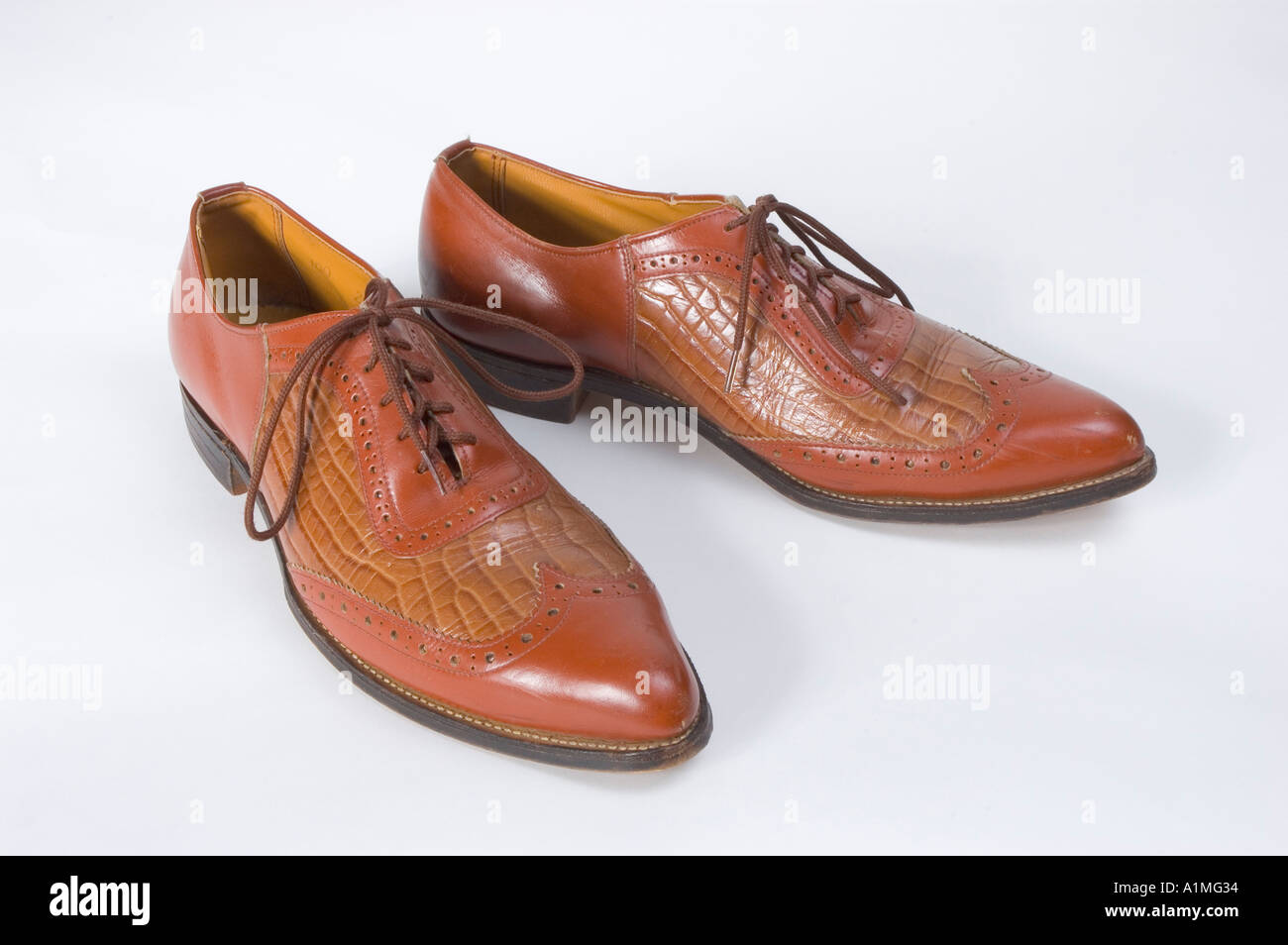 Studioaufnahme von ein paar OfTwo getönten Alligator Look Spitzen toed Vintage Schuhe aus den 1950 s Schnürsenkel gebunden Stockfoto