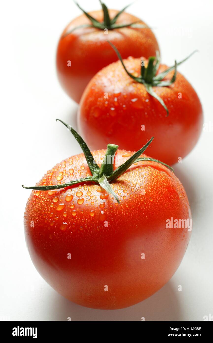Drei Tomaten mit Wassertropfen Stockfoto