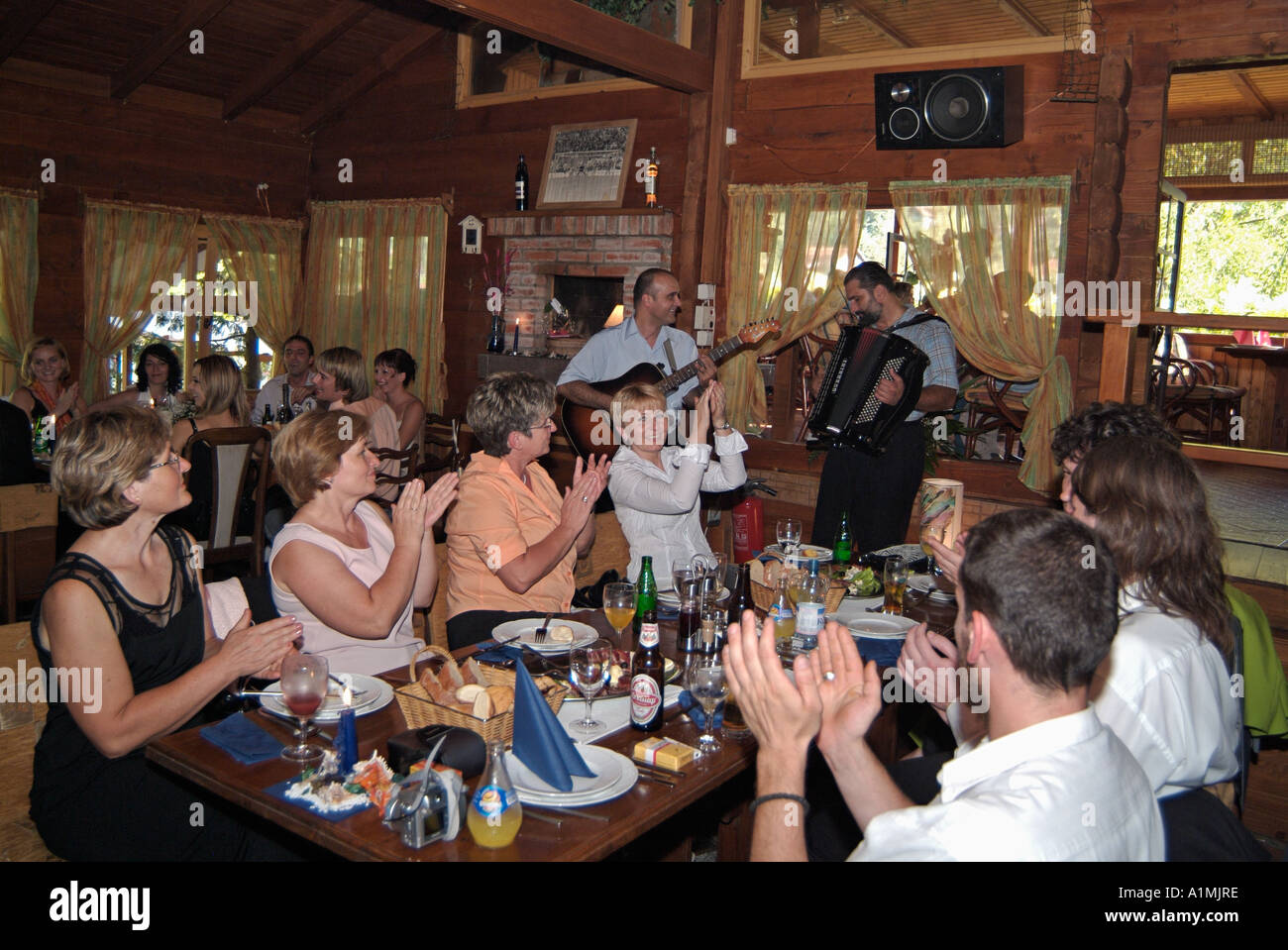 Familie und Gäste singen traditioneller Volksmusik auf eine orthodoxe Hochzeit Stockfoto