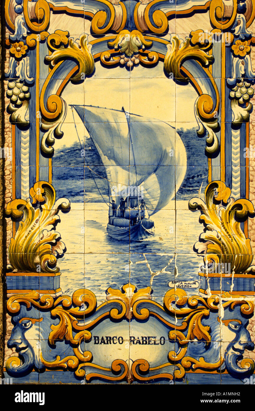 Port Wein Boot Fluss Azuleos Fliesen Fliesen Portugal Stockfoto