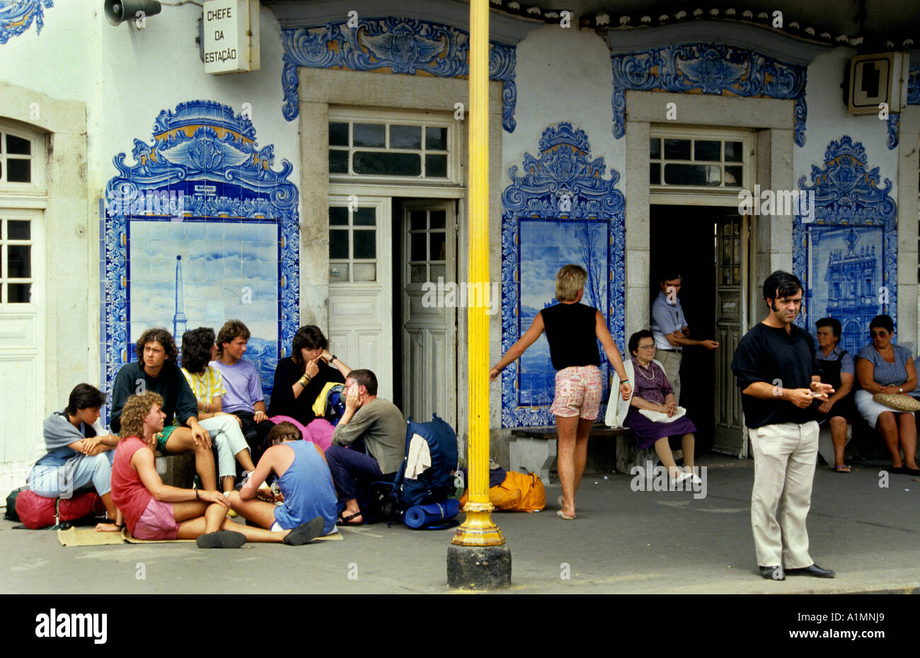 Train Station Pinhao Teenager Boy Girl Azuleos Fliesen Fliesen Portugal Stockfoto