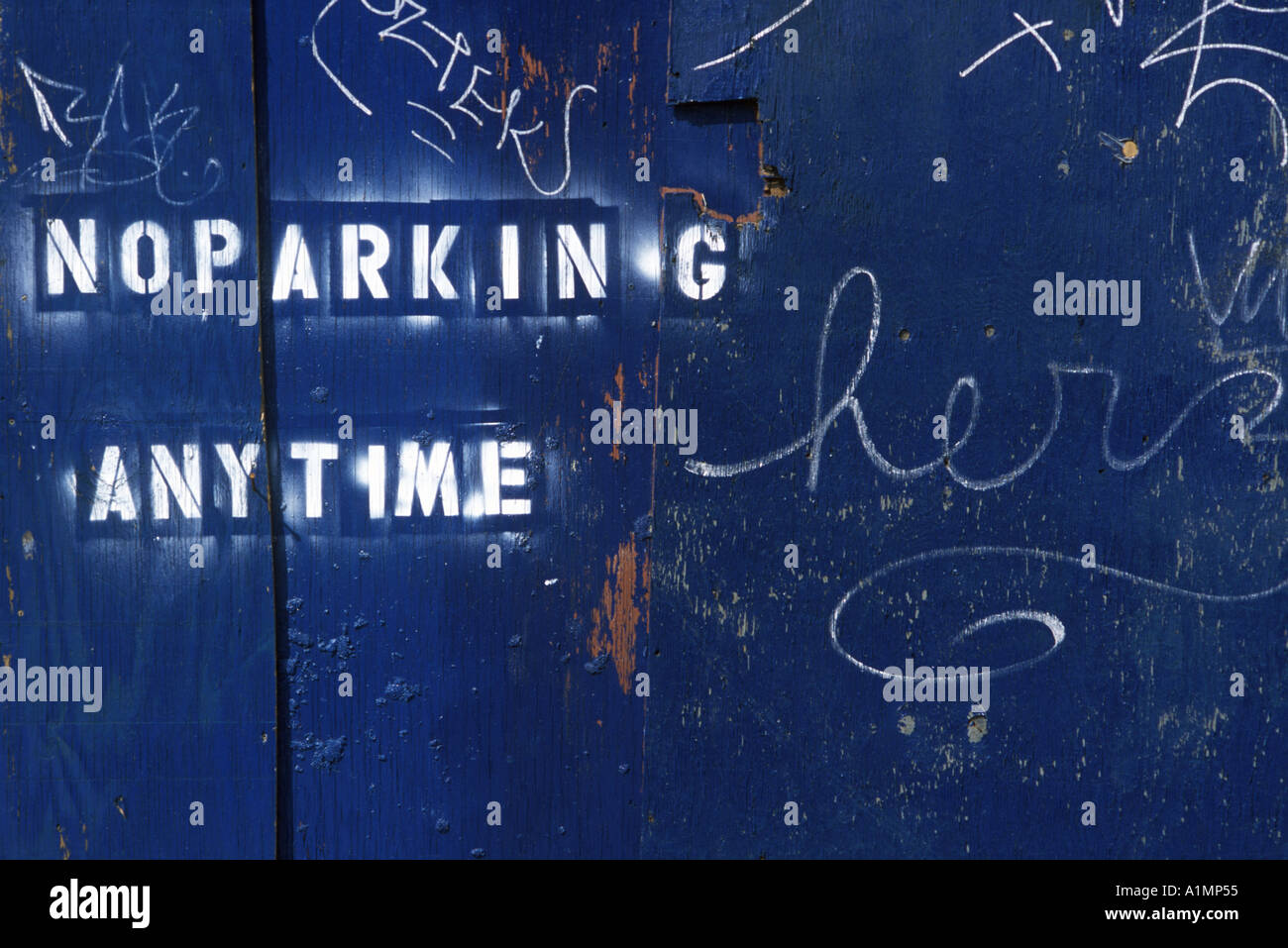 Keine Parkplätze jederzeit an einer Wand in Williamsburg Brooklyn Stockfoto